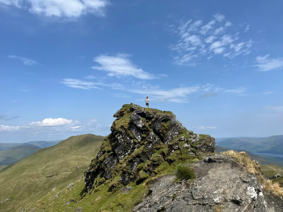 Une photo d'Oriane qui prend une photo elle aussi, sur le sommet du Meall nan Tarmachan (1043m)